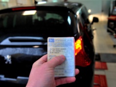 Niemal połowę Polaków oszukano przy kupnie auta. Ekspert ujawnia triki