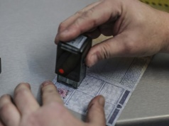 Ci kierowcy muszą wymienić dowód rejestracyjny. Grozi im mandat