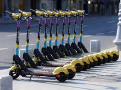 Jazda na hulajnodze elektrycznej od 13 lat i tylko z kaskiem. Są nowe przepisy ruchu drogowego