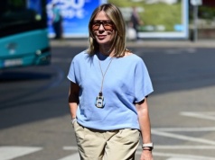 Ten ażurowy sweterek wywołał szał wśród kobiet. Ma najmodniejszy kolor sezonu i boski krój