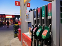 Niemcy masowo tankują w Polsce. Celnicy polują na "turystów paliwowych"
