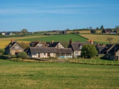 Agroturystyka: wynajem pokoi a VAT – czy można wystawić fakturę ze stawką „zw”?