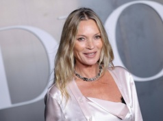 Kate Moss w stonowanej szarości. Stylowo i z klasą