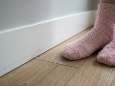 Koniec z klękaniem przy listwach. Będą lśnić bez kucania i bez szorowania. Wystarczy rzecz z szafy