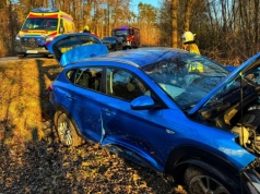 Wjechał w drzewo. Ma uszkodzony kręgosłup (ZDJĘCIA)