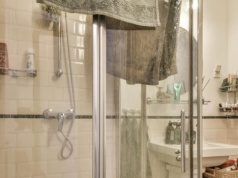 Ten trik na mycie kabiny prysznicowej jest dziwny... ale działa. Wystarczy produkt z kuchni