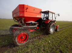 Saletra, mocznik czy saletrzak? Który nawóz azotowy wybrać na wiosnę?