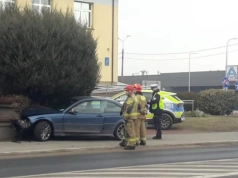 Sokołów Podlaski: Samochód uderzył w murek przy budynek ZUS.