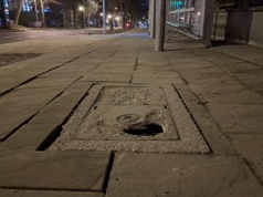 Niebezpieczeństwo czyha przy przystanku. Uważajcie na Al. Jana Długosza tuż przy wejściu do Ogrodu Saskiego