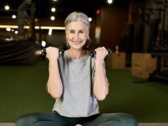 Tyje brzuch, słabną kości i znikają mięśnie. Tak odwrócisz skutki menopauzy