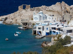 Skreśl z listy Santorini. Cyklady kryją znacznie piękniejszą wyspę. Księżycowy krajobraz