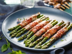 Szparagi w szynce, które znikają z talerza w chwilę