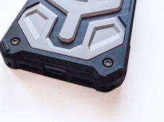 Kilka tygodni z pancernym etui na smartfona. Gra warta świeczki?