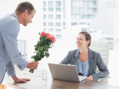 Od goździka do „Soft Power” – nowa definicja kobiecego kapitału