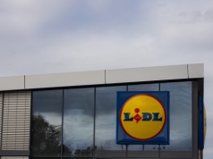 Klienci Lidla będą brać zgrzewkami. Limit - 4 szt. za grosz