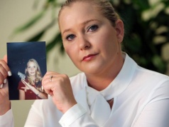 Epstein oddał ją w ręce "znanego premiera". "Zgwałcił mnie brutalniej niż ktokolwiek wcześniej"