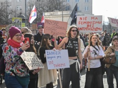 Manifa 2026: „Przyjąć uchodźców, oddać faszystów”. Feministki wyszły na ulice Warszawy w Dzień Kobiet