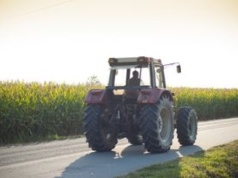 Nawet 1500 zł kary. Tak może się skończyć jazda ciągnikiem po ulicy