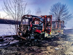 Atak rosyjskich dronów na strażaków. Wóz całkowicie zniszczony