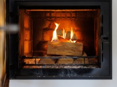 Palenie drewnem w kominkach. Uważaj na te przepisy