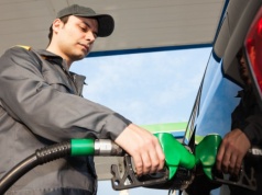 Tyle "na rękę" zarabia pracownik stacji paliw. Ujawniono stawki w Orlen, BP, Shell i Circle K