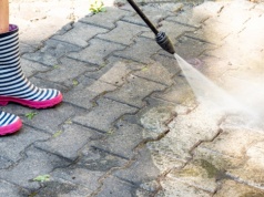 Kostka brukowa brudna od piasku i soli? Tak usuniesz plamy po zimie