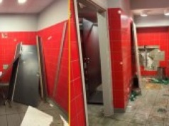 Demolka na stadionie Widzewa. Pseudokibice Lecha zdewastowali toalety