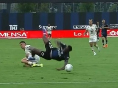 Aż oczy bolą od samego patrzenia... Brutalny faul zakończył się otwartym złamaniem. Piłkarz trafił do szpitala