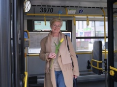 W autobusach, na przystankach i na dworcu. Na pasażerki w Lublinie czekały kwiaty