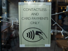 Sklepy w UK rezygnują z przyjmowania gotówki. Zapłacisz jedynie kartą lub telefonem