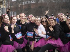 Krakowianki pobiegły po rekord. Święto kobiet pod Wawelem przyciągnęło tłumy (Galeria)