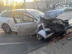 Kierująca Skodą wjechała w wiadukt na Białołęce. Dwie osoby poszkodowane