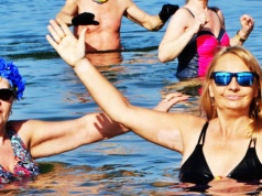 Dzień Kobiet w lodowatym Bałtyku. Morsy świętowały na plaży w Ustce