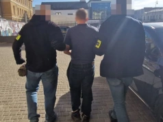 Ranił swojego ojca i groził wysadzeniem bloku. W interweniujących policjantów rzucał nożami