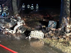 Śmiertelny wypadek w Pieńkach. Samochód uderzył w drzewo i stanął w ogniu