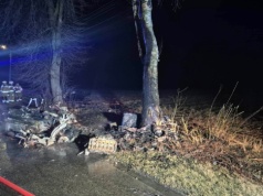 Kierujący BMW wjechał w drzewo i wypadł z pojazdu. Auto stanęło w ogniu. Jedna osoba nie żyje