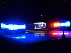 Zamiast w fotelu pasażera siedziała na… drzwiach samochodu