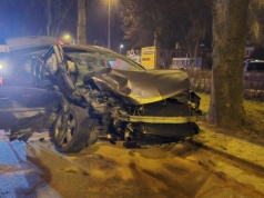 Zderzenie z drzewem na Kopernika w Piotrkowie. Kierowca może mówić o ogromnym szczęściu