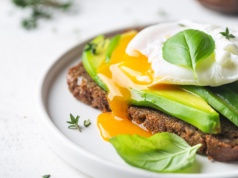 Awokado i jaja na miękko na liście. Te osoby powinny włączyć do diety