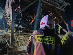 Pożar w tartaku w Wólce Husińskiej. Strażacy walczyli z rozwiniętym ogniem