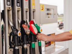 Ceny ropy naftowej przebiły 100 dol. za baryłkę. Odczujemy to na stacjach