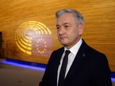 Europosłowie chcą bardziej asertywnej postawy UE w relacjach handlowych z USA. Konieczne zwiększanie autonomii Europy