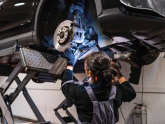 Najpierw delikatne popiskiwanie, potem metaliczne tarcie. Tak zaczynają się drogie naprawy