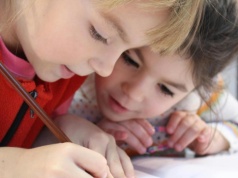 Dzieci zaszczepione z pierwszeństwem do przedszkola? Poseł KO chce zmian, MEN milczy od miesięcy