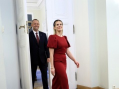 Weszła przez drzwi i spojrzeli tylko na nią. Stało się tak nie bez powodu