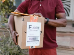 Kurier zostawił lodówkę pod blokiem. Miał do tego pełne prawo