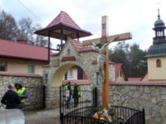 Proces suspendowanego księdza Galusa. Zwolennicy modlili się z różańcami przed sądem”