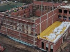 Metamorfoza szkoły na Psim Polu. W miejscu starej sali gimnastycznej już stoją mury nowego gmachu