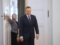 Sondaż: tak ewentualne weto ws. SAFE wpłynie na notowania Karola Nawrockiego