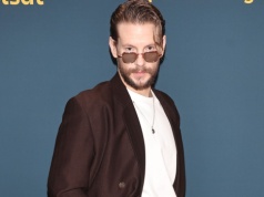 Sebastian Fabijański podziela marzenie swojej mamy. Aktor liczy, że matka wymodli mu żonę